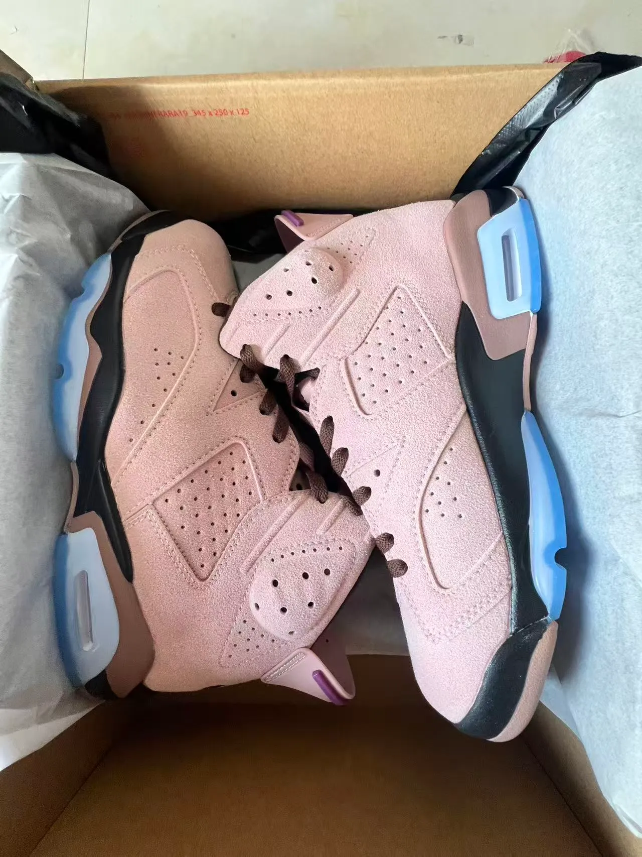 Tênis de basquete Air Jordan 6 com cabedal em camurça rosa e azul e detalhes perfurados 9