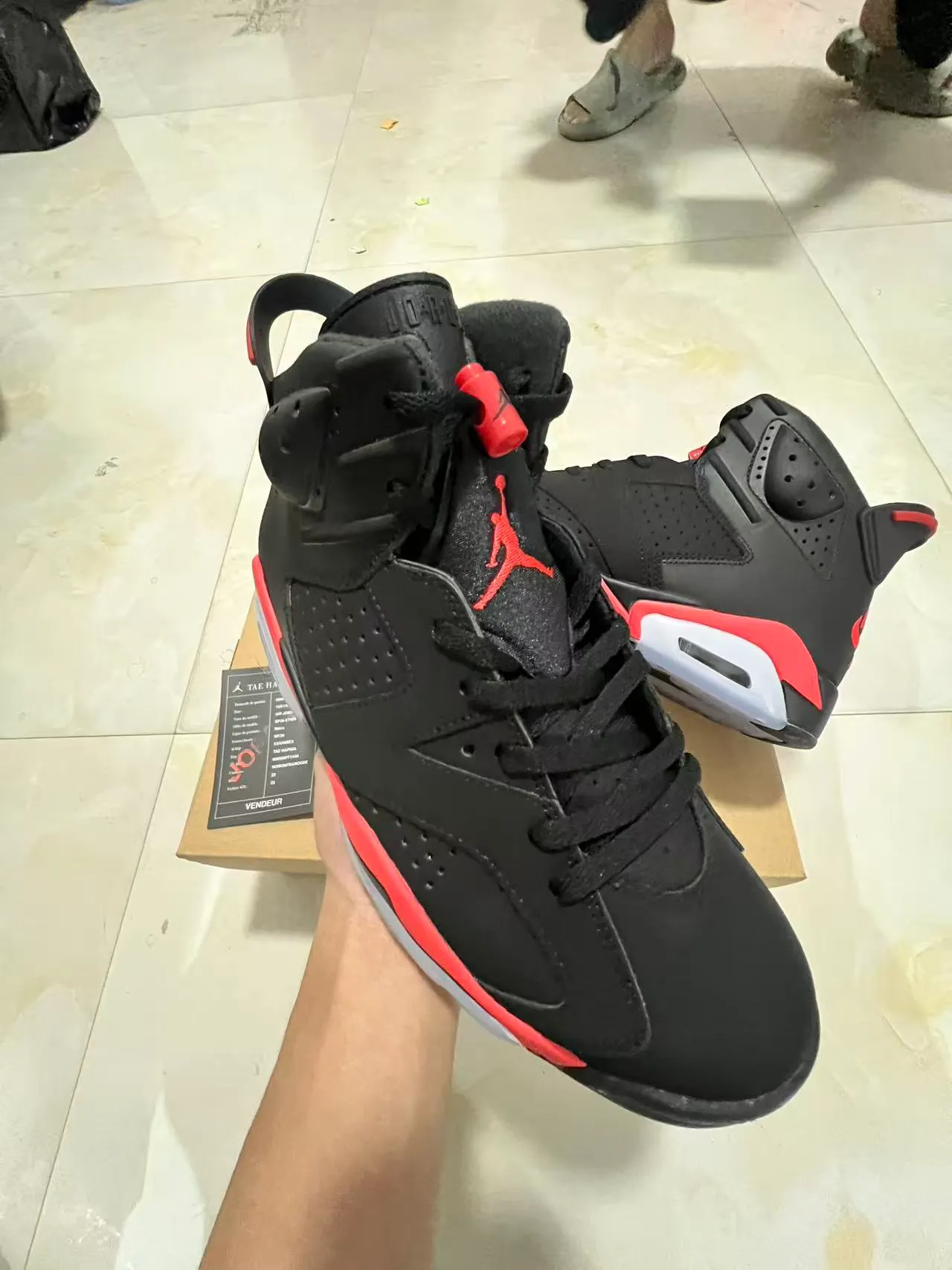 Chaussures de basketball Air Jordan silhouette montante avec empeigne en cuir perforé noir et rouge 2