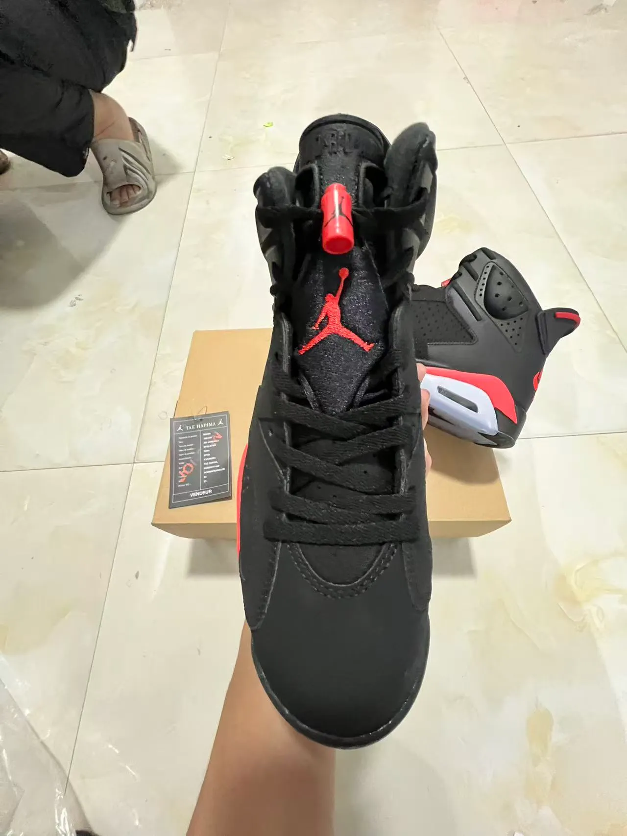 Chaussures de basketball Air Jordan silhouette montante avec empeigne en cuir perforé noir et rouge 3