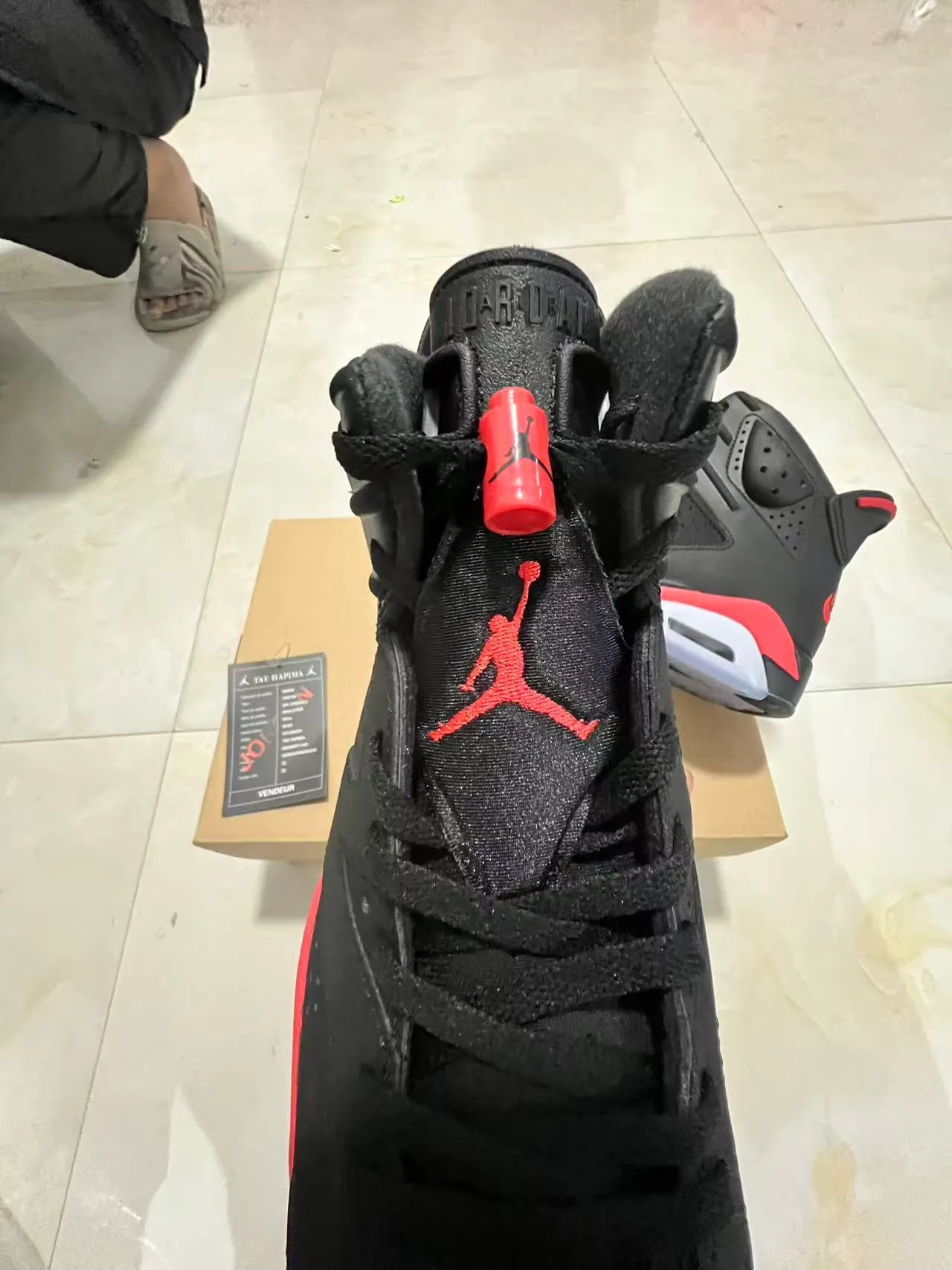 Chaussures de basketball Air Jordan silhouette montante avec empeigne en cuir perforé noir et rouge 4