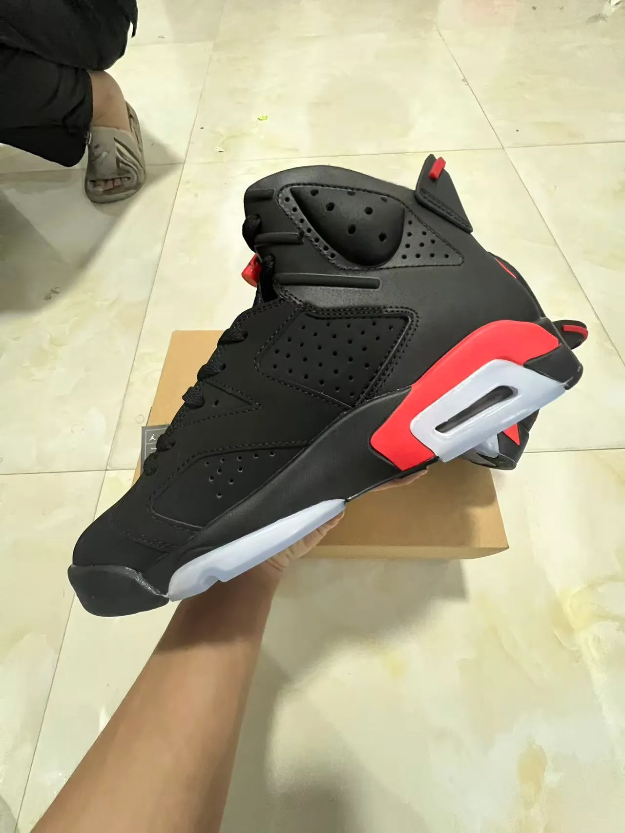 Chaussures de basketball Air Jordan silhouette montante avec empeigne en cuir perforé noir et rouge 5