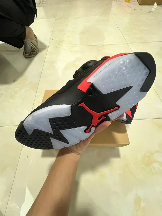 Chaussures de basketball Air Jordan silhouette montante avec empeigne en cuir perforé noir et rouge 6