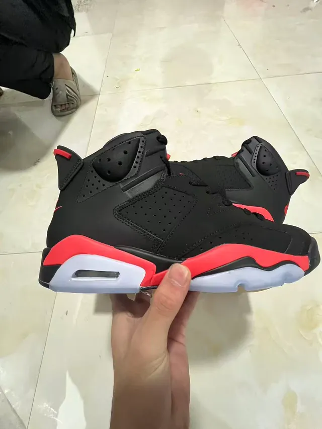 Chaussures de basketball Air Jordan silhouette montante avec empeigne en cuir perforé noir et rouge 7