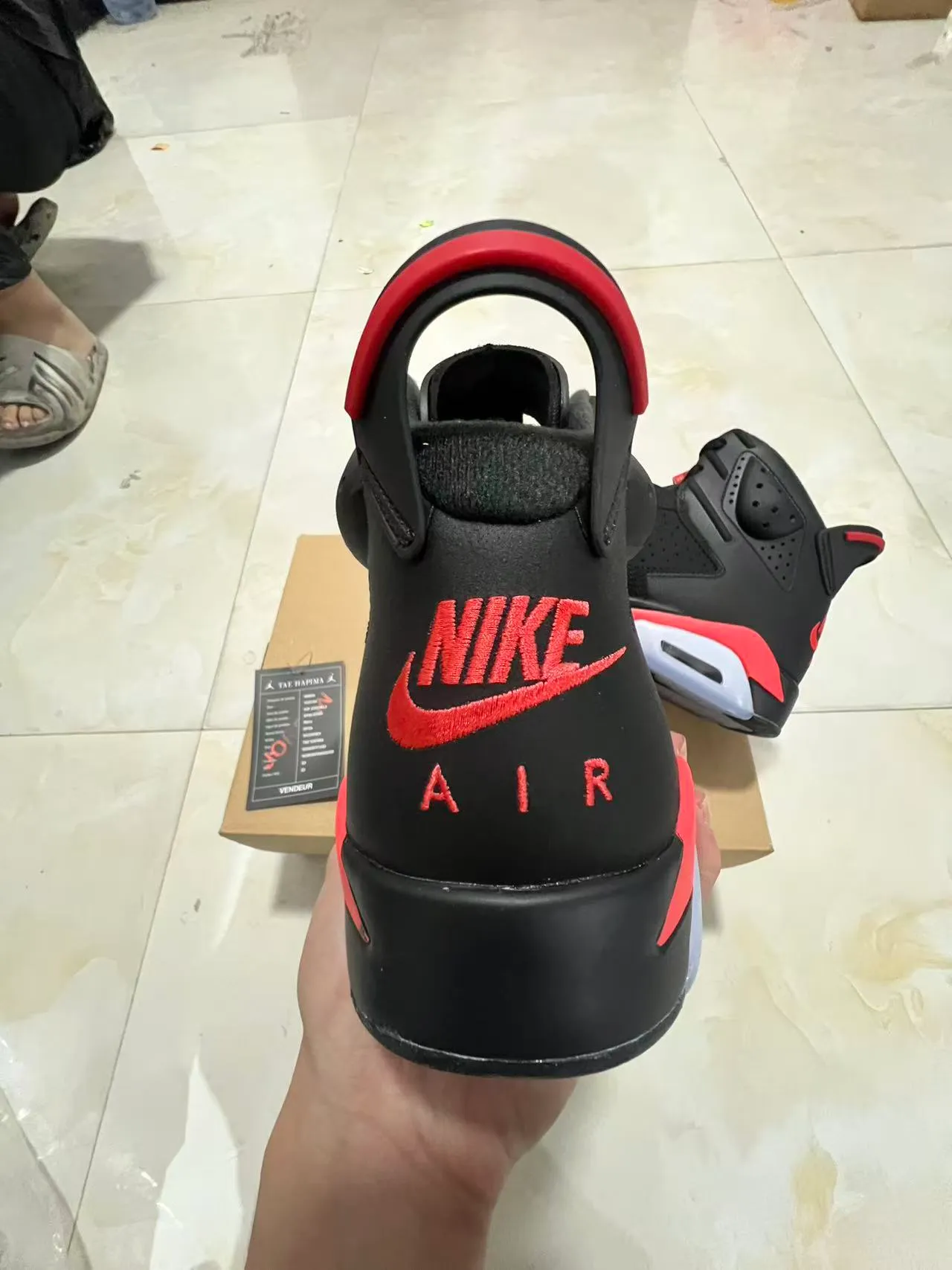 Chaussures de basketball Air Jordan silhouette montante avec empeigne en cuir perforé noir et rouge 8