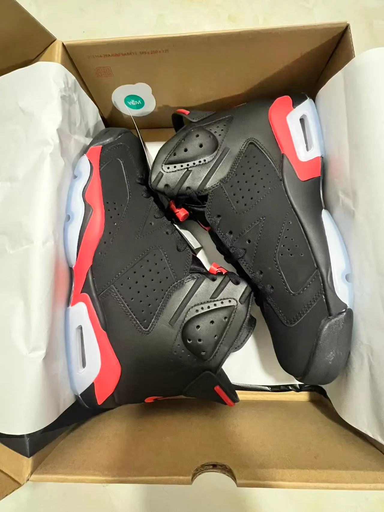 Chaussures de basketball Air Jordan silhouette montante avec empeigne en cuir perforé noir et rouge 9