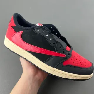 Air Jordan Tênis de Basquete Preto e Vermelho Low-Top Perfurado na Ponta