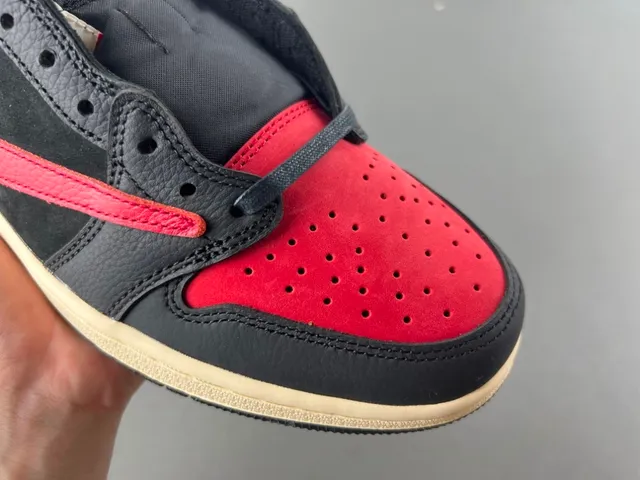Air Jordan Tênis de Basquete Preto e Vermelho Low-Top Perfurado na Ponta 2