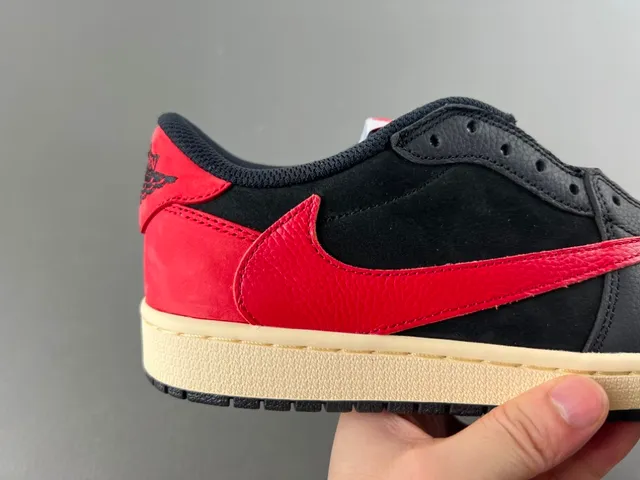 Air Jordan Tênis de Basquete Preto e Vermelho Low-Top Perfurado na Ponta 3