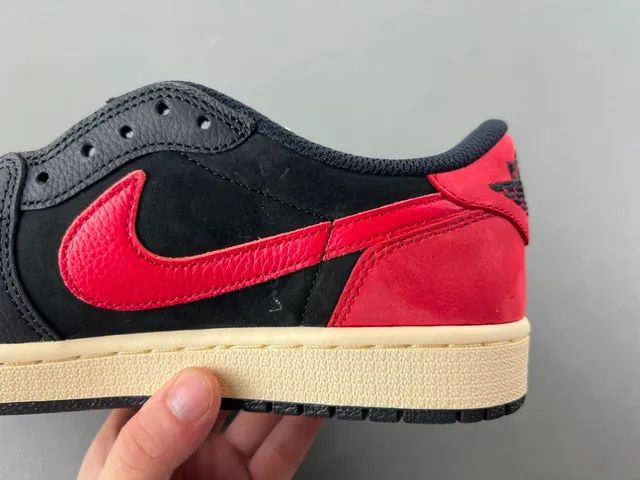 Air Jordan Tênis de Basquete Preto e Vermelho Low-Top Perfurado na Ponta 4