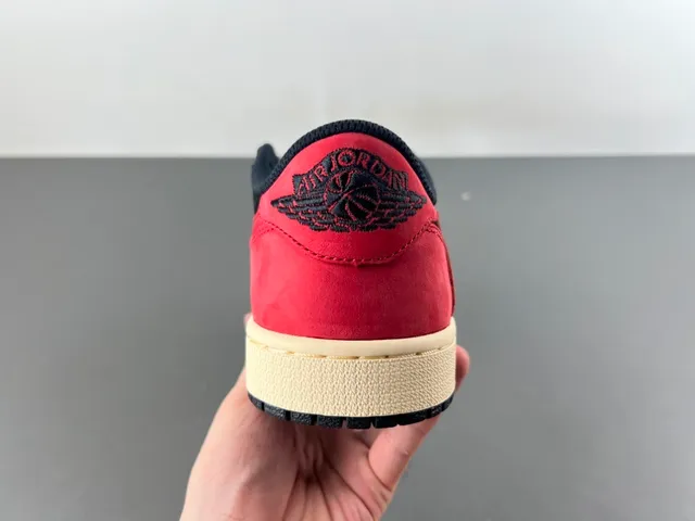 Air Jordan Tênis de Basquete Preto e Vermelho Low-Top Perfurado na Ponta 5