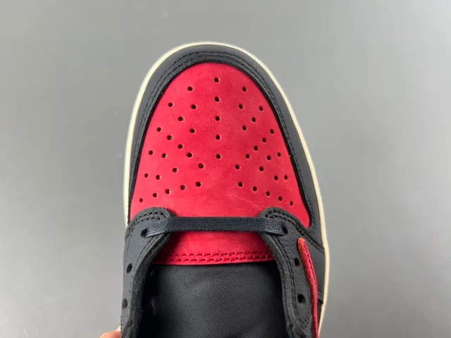 Air Jordan Tênis de Basquete Preto e Vermelho Low-Top Perfurado na Ponta 6