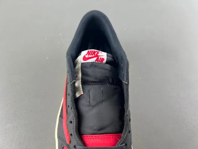 Air Jordan Tênis de Basquete Preto e Vermelho Low-Top Perfurado na Ponta 7