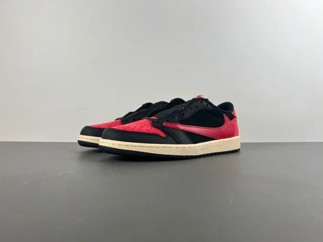 Air Jordan Tênis de Basquete Preto e Vermelho Low-Top Perfurado na Ponta 10