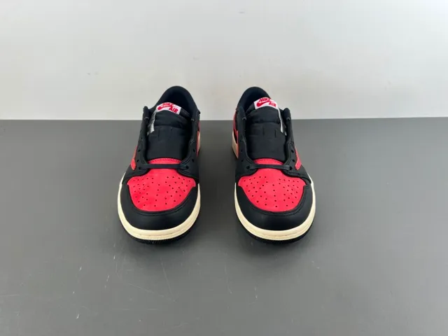 Air Jordan Tênis de Basquete Preto e Vermelho Low-Top Perfurado na Ponta 11