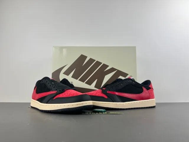 Air Jordan Tênis de Basquete Preto e Vermelho Low-Top Perfurado na Ponta 13