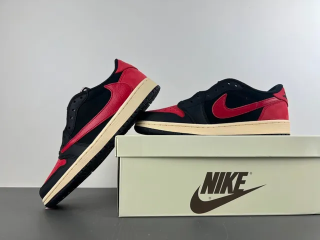 Air Jordan Tênis de Basquete Preto e Vermelho Low-Top Perfurado na Ponta 14