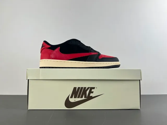 Air Jordan Tênis de Basquete Preto e Vermelho Low-Top Perfurado na Ponta 15