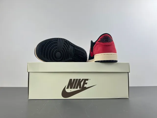 Air Jordan Tênis de Basquete Preto e Vermelho Low-Top Perfurado na Ponta 16