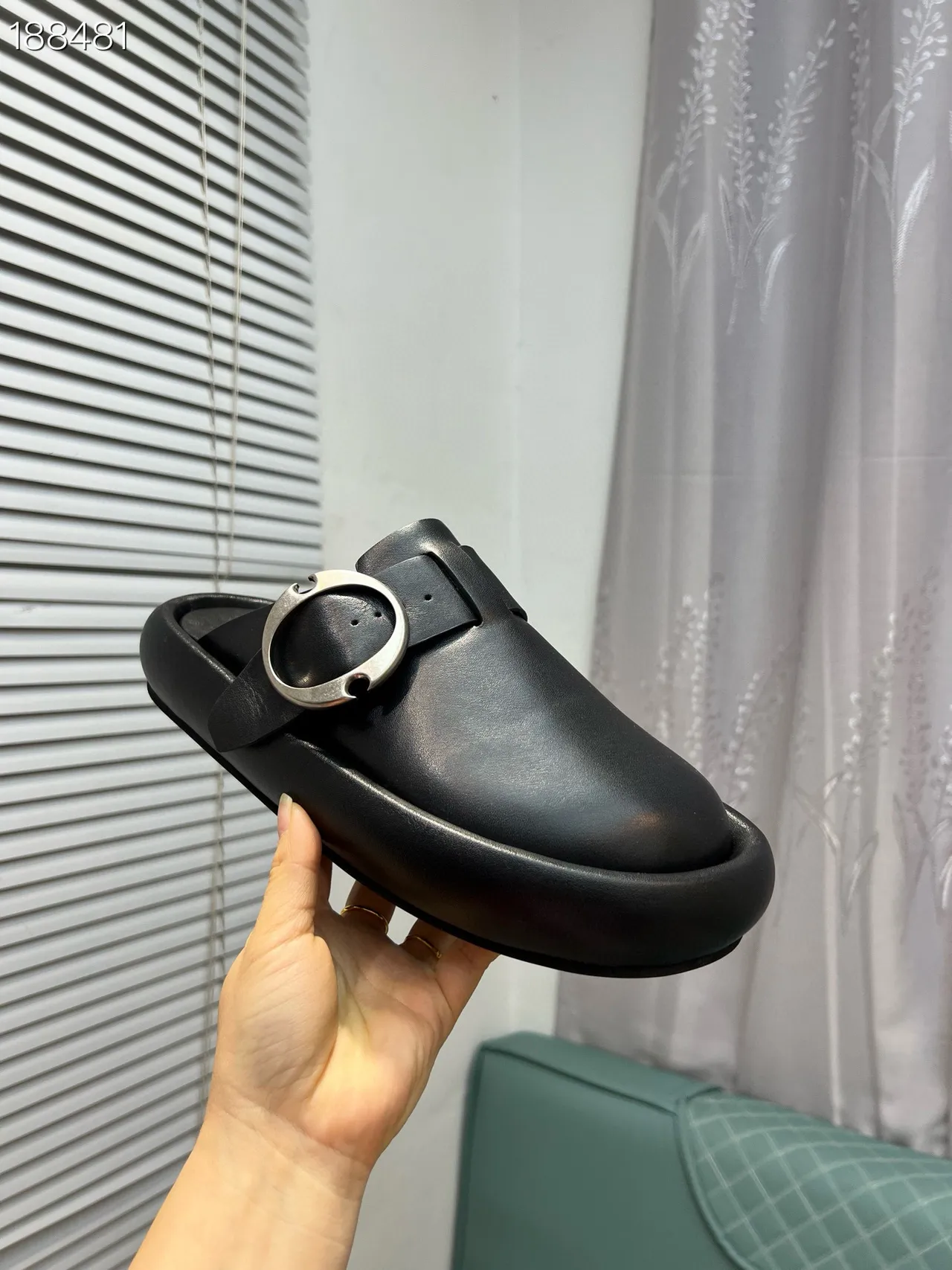 Alexander McQueen Buckle Mule কালো চামড়া লোফার 7