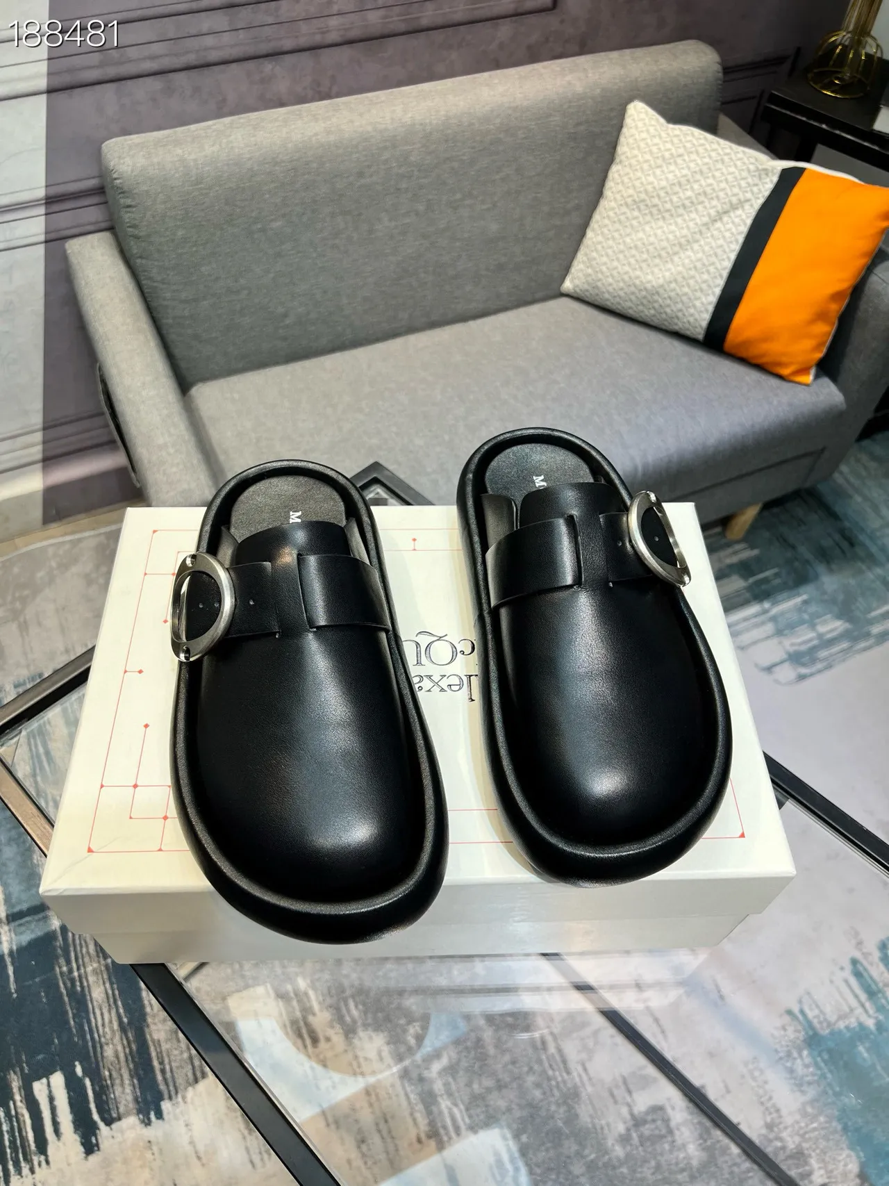 Alexander McQueen Buckle Mule কালো চামড়া লোফার 8
