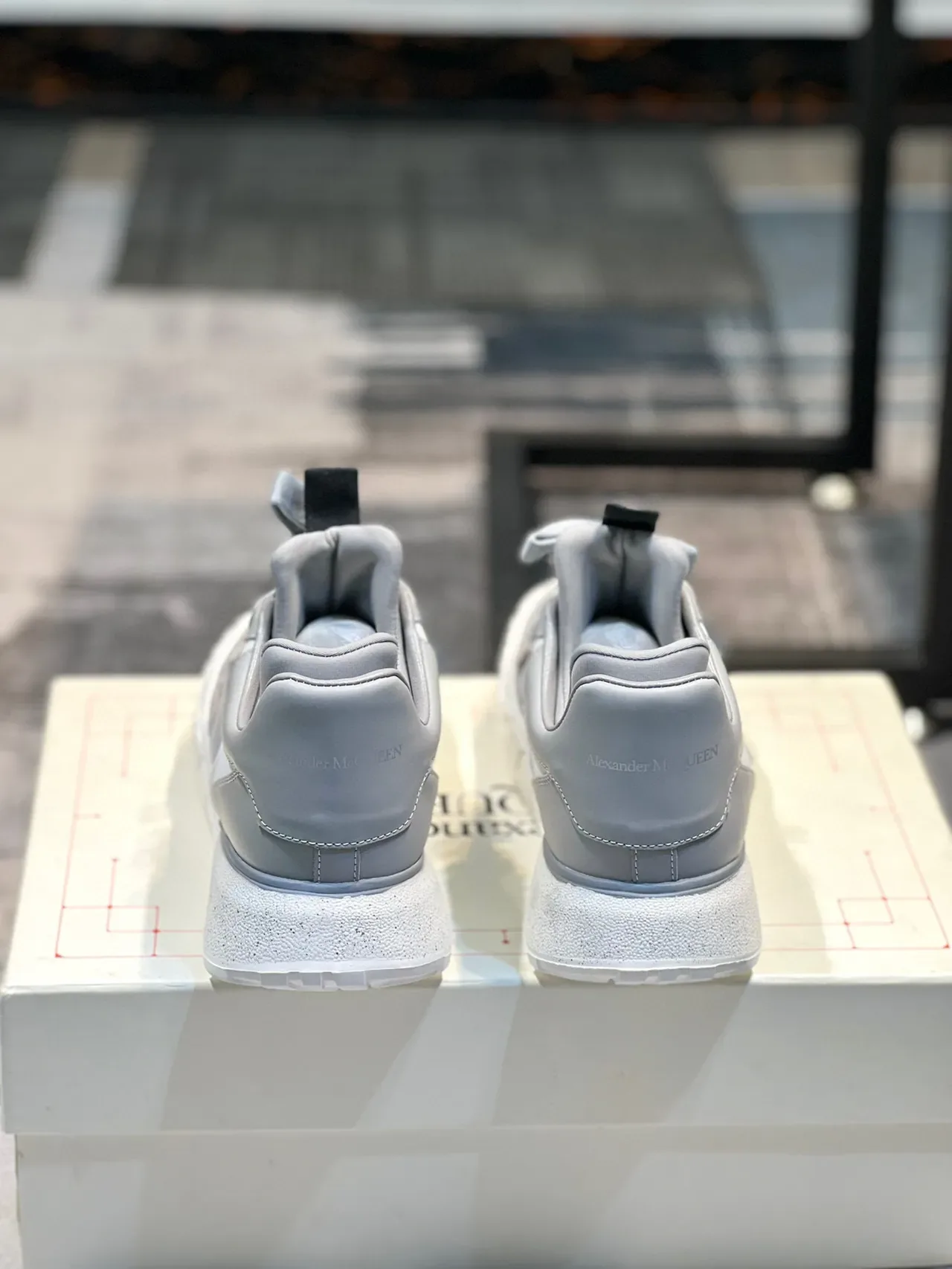Alexander McQueen Gris Blanc Oversized Semelle Sculptée Partie Supérieure En Couches Sneakers Lifestyle 2
