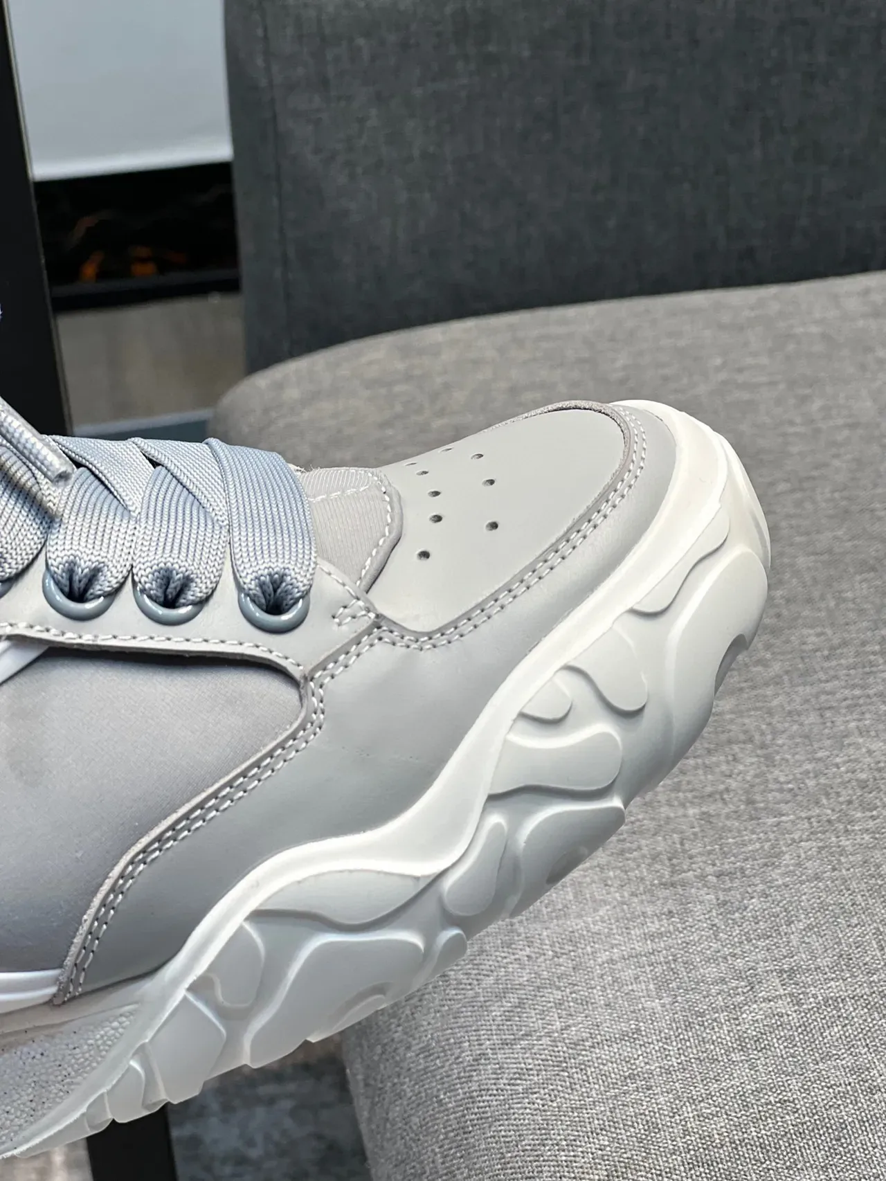 Alexander McQueen Gris Blanc Oversized Semelle Sculptée Partie Supérieure En Couches Sneakers Lifestyle 3