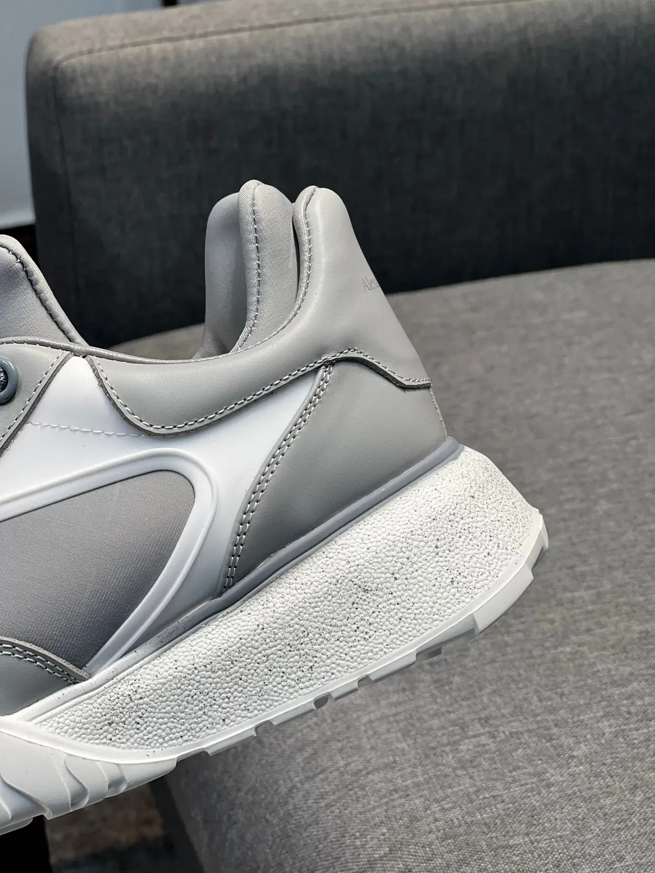 Alexander McQueen Gris Blanc Oversized Semelle Sculptée Partie Supérieure En Couches Sneakers Lifestyle 8