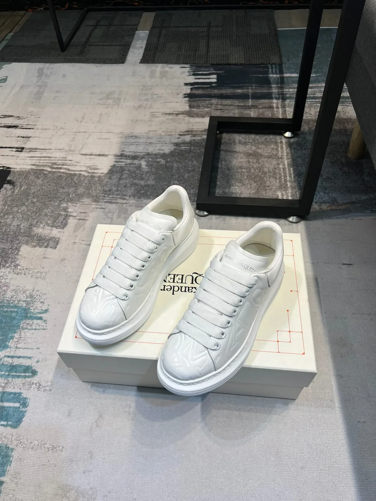 Alexander McQueen ওভারসাইজড সাদা চাংকি স্নিকার 2