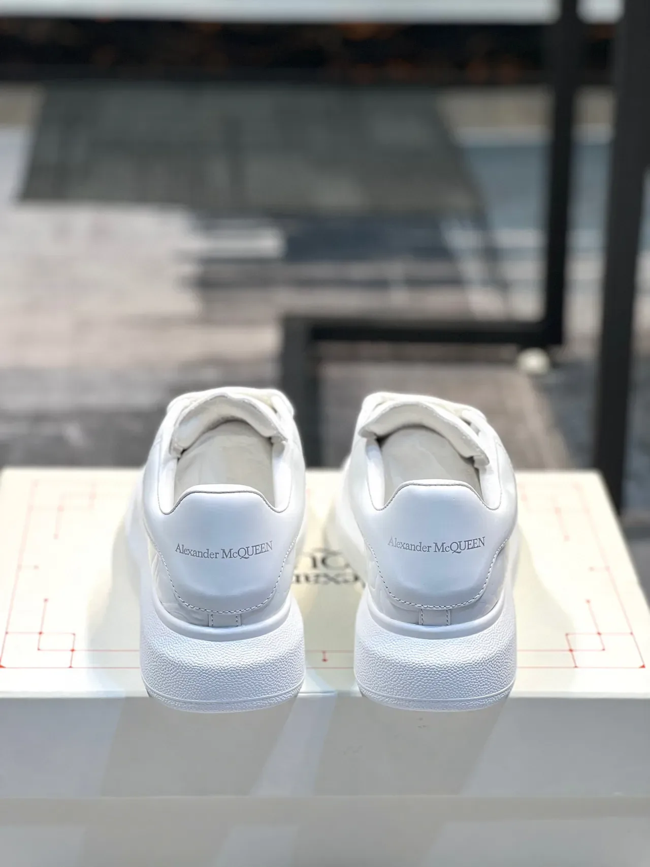 Alexander McQueen ওভারসাইজড সাদা চাংকি স্নিকার 3