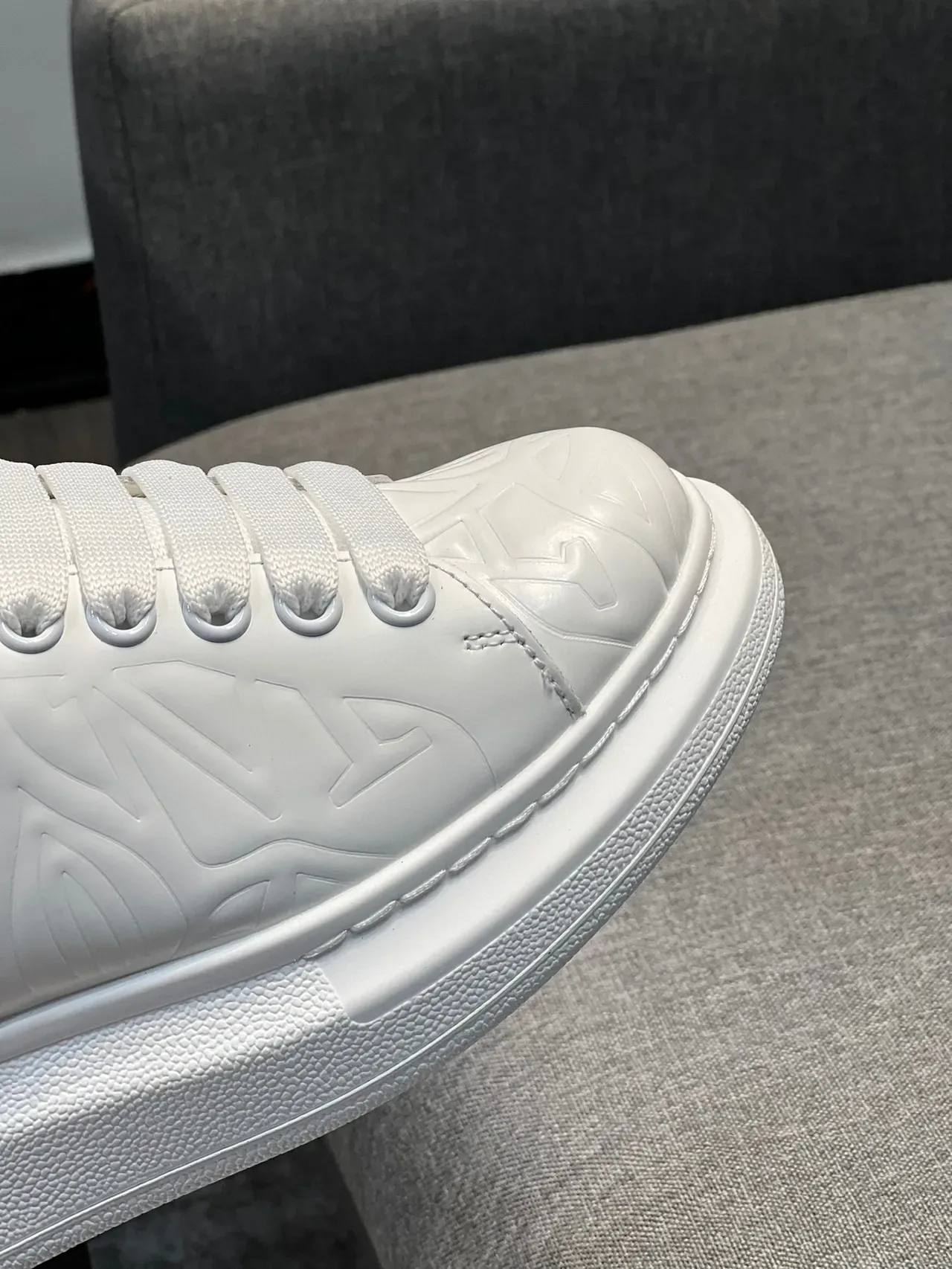 Alexander McQueen ওভারসাইজড সাদা চাংকি স্নিকার 4