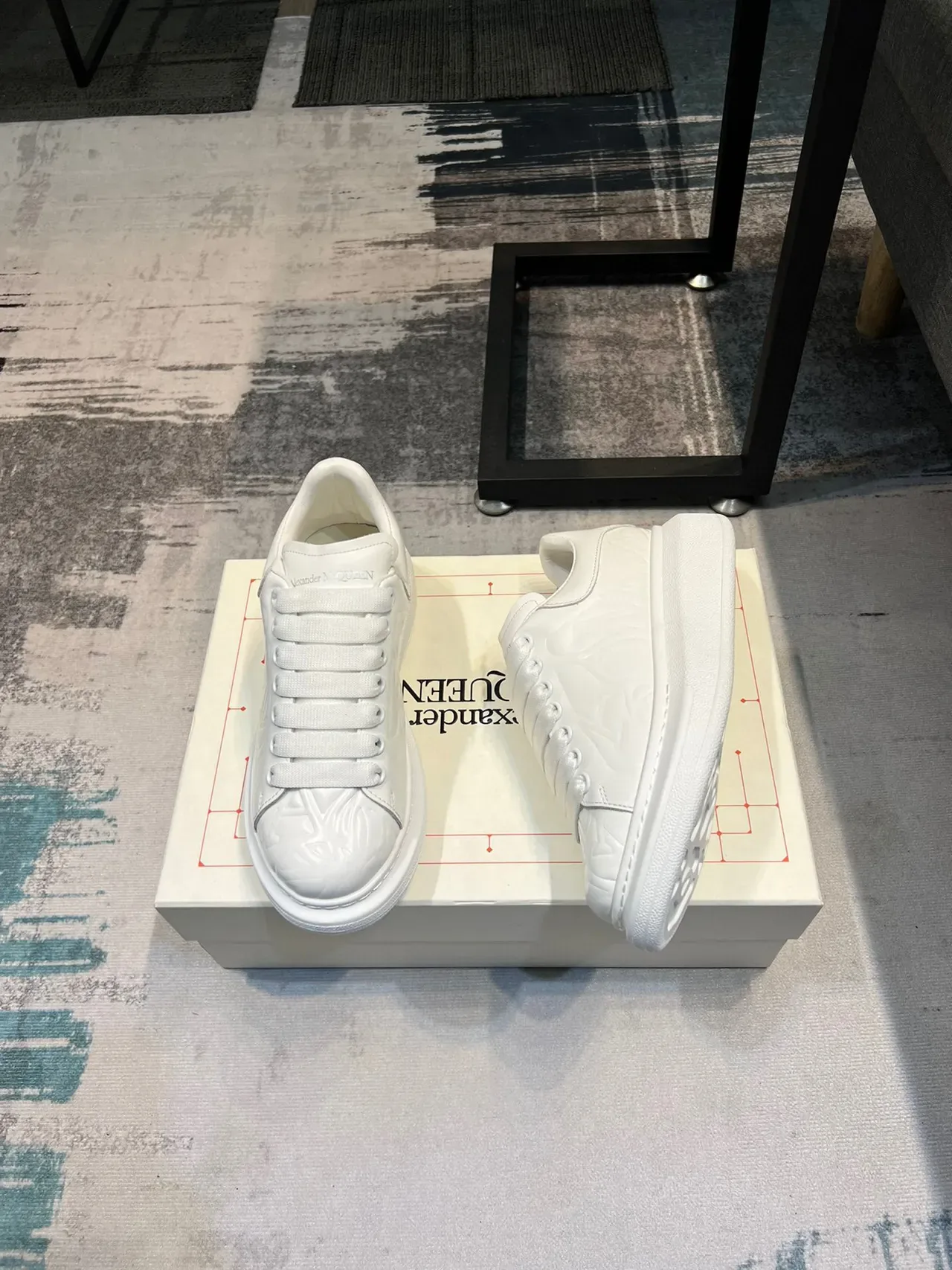 Alexander McQueen ওভারসাইজড সাদা চাংকি স্নিকার 5