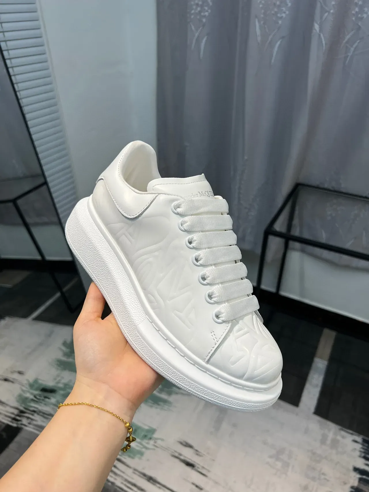 Alexander McQueen ওভারসাইজড সাদা চাংকি স্নিকার 6