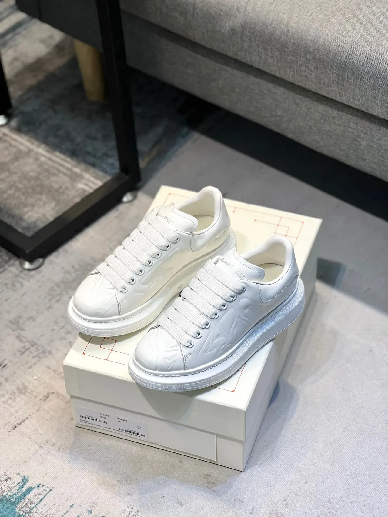 Alexander McQueen ওভারসাইজড সাদা চাংকি স্নিকার 7