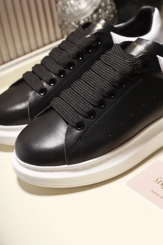 Alexander McQueen Preto e Branco Oversized Tênis Lifestyle 4