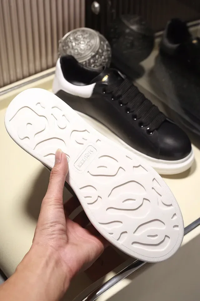 Alexander McQueen Preto e Branco Oversized Tênis Lifestyle 5