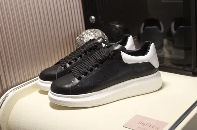 Alexander McQueen Preto e Branco Oversized Tênis Lifestyle 8