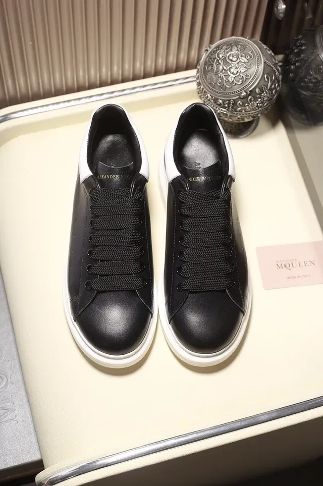 Alexander McQueen Preto e Branco Oversized Tênis Lifestyle 9
