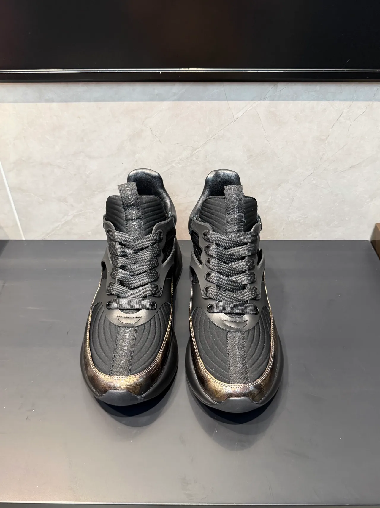 Alexander McQueen حذاء رياضي واسع الحجم أسود بني سول منحوت لوحة معدنية متلألئة حذاء سميك 2