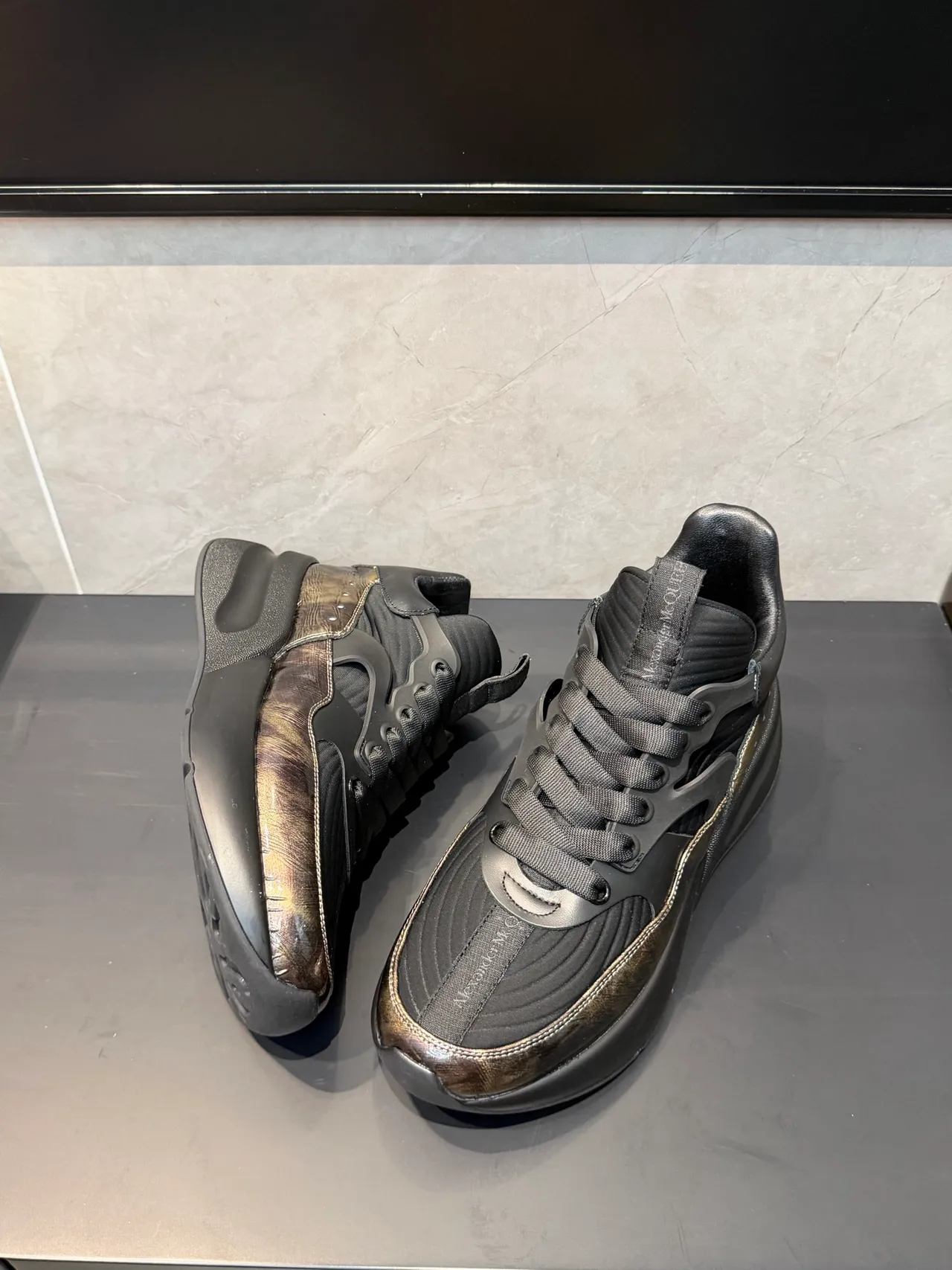 Alexander McQueen حذاء رياضي واسع الحجم أسود بني سول منحوت لوحة معدنية متلألئة حذاء سميك 3