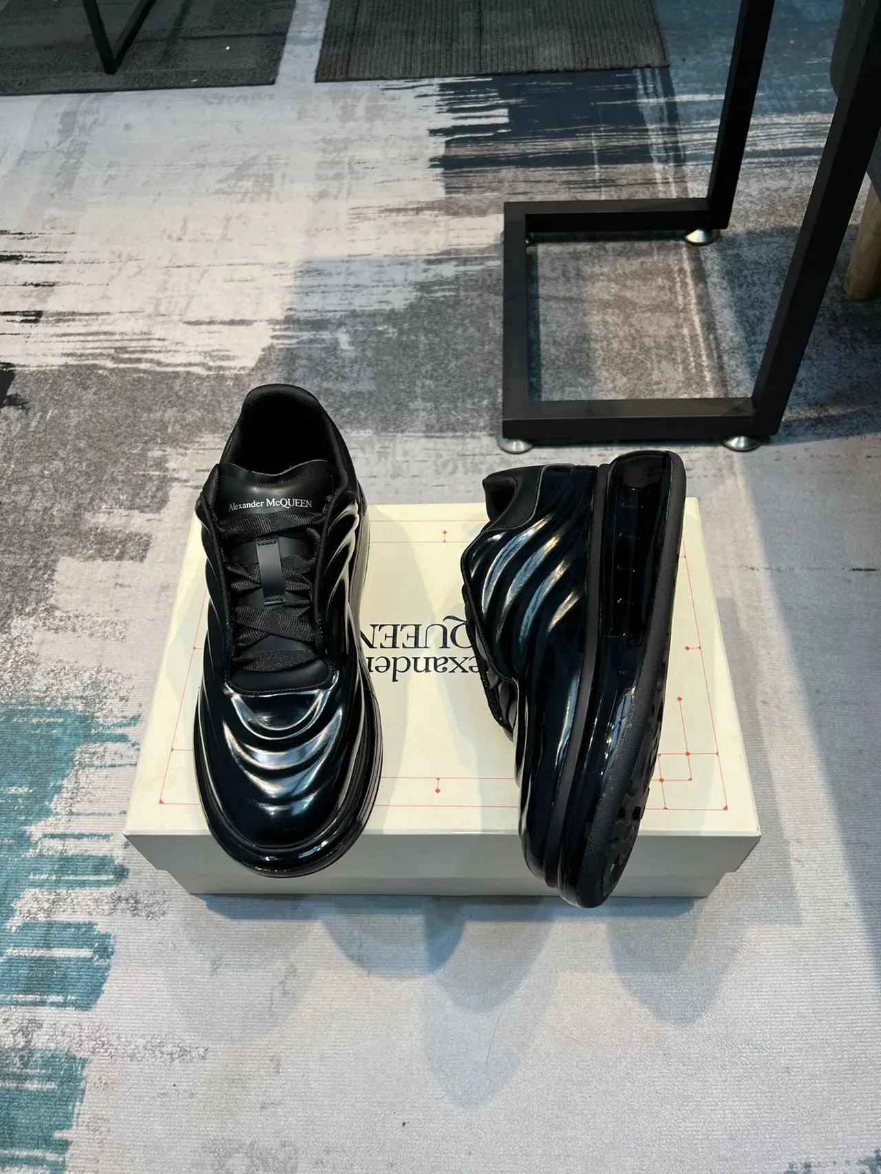 Alexander McQueen oversized حذاء رياضي أسود لامع جلد مصقول أسلوب حياة 4