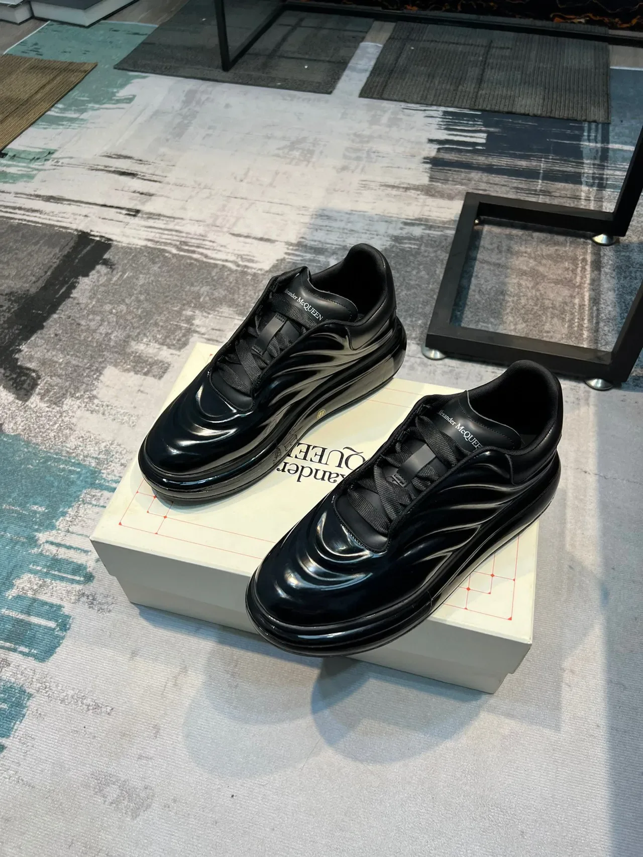 Alexander McQueen oversized حذاء رياضي أسود لامع جلد مصقول أسلوب حياة 5