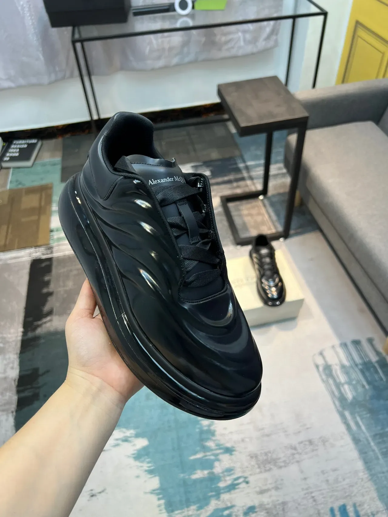 Alexander McQueen oversized حذاء رياضي أسود لامع جلد مصقول أسلوب حياة 6