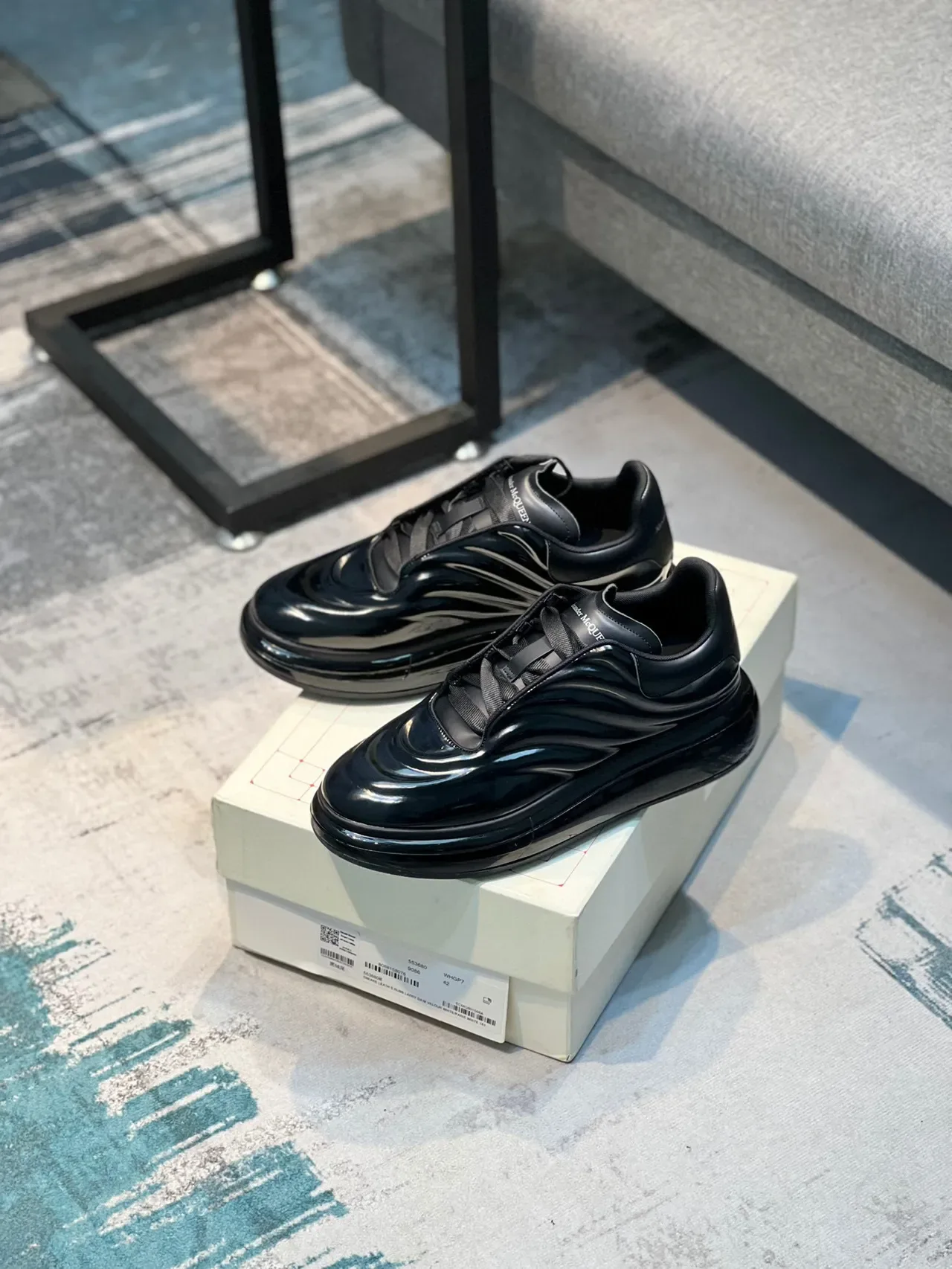 Alexander McQueen oversized حذاء رياضي أسود لامع جلد مصقول أسلوب حياة 7
