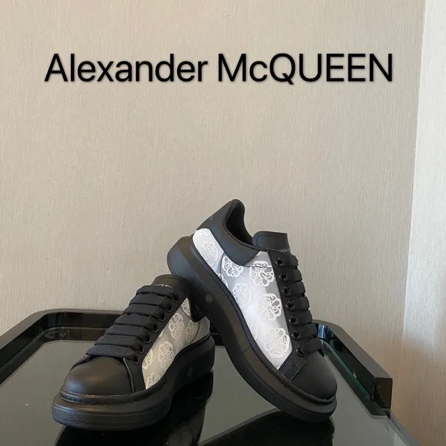 Alexander McQueen ওভারসাইজড স্নিকার কালো সাদা সিলহুয়েট ফ্লোরাল জ্যাকার্ড সাইড প্যানেল লাইফস্টাইল স্নিকার 2