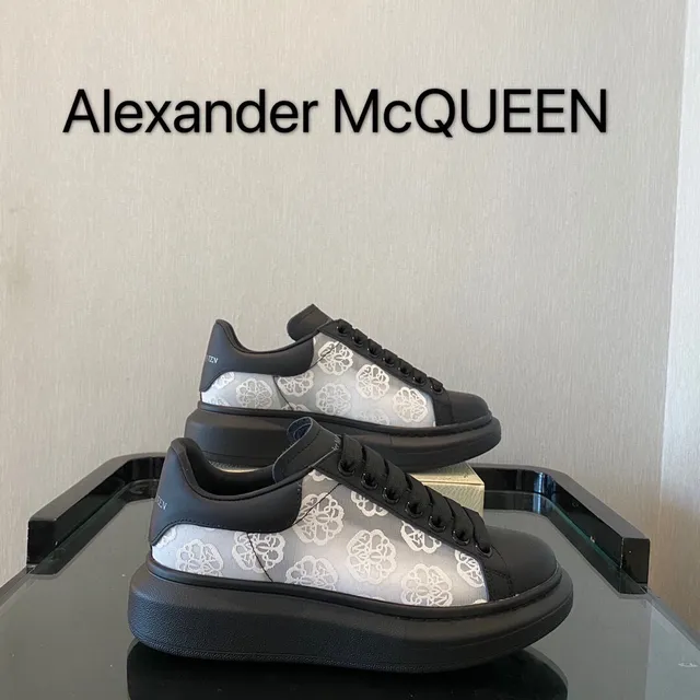 Alexander McQueen ওভারসাইজড স্নিকার কালো সাদা সিলহুয়েট ফ্লোরাল জ্যাকার্ড সাইড প্যানেল লাইফস্টাইল স্নিকার 3