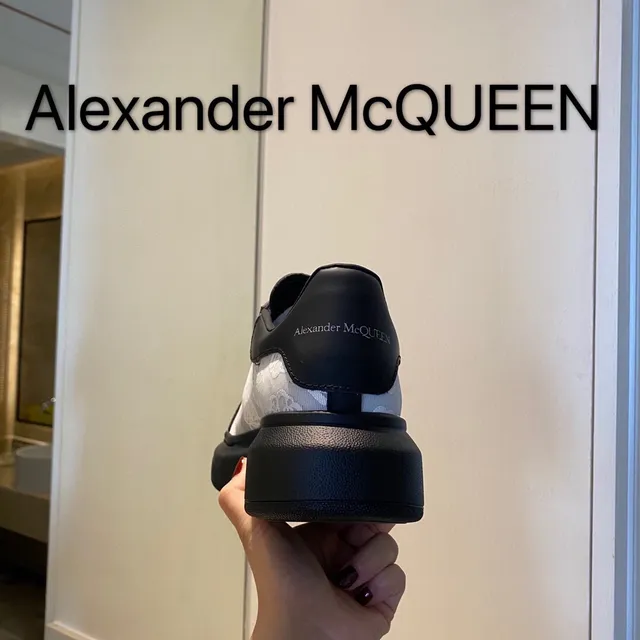 Alexander McQueen ওভারসাইজড স্নিকার কালো সাদা সিলহুয়েট ফ্লোরাল জ্যাকার্ড সাইড প্যানেল লাইফস্টাইল স্নিকার 4