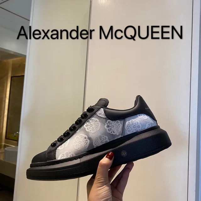 Alexander McQueen ওভারসাইজড স্নিকার কালো সাদা সিলহুয়েট ফ্লোরাল জ্যাকার্ড সাইড প্যানেল লাইফস্টাইল স্নিকার 5
