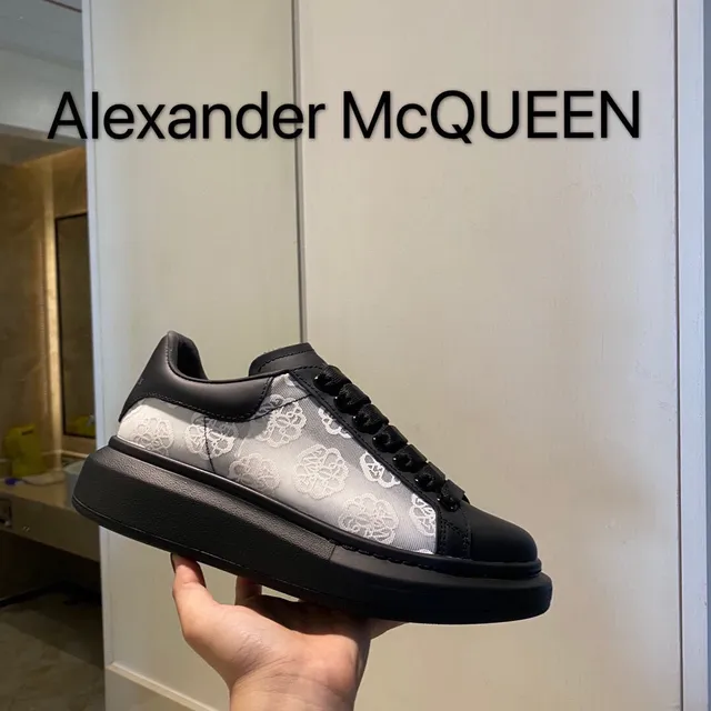 Alexander McQueen ওভারসাইজড স্নিকার কালো সাদা সিলহুয়েট ফ্লোরাল জ্যাকার্ড সাইড প্যানেল লাইফস্টাইল স্নিকার 6