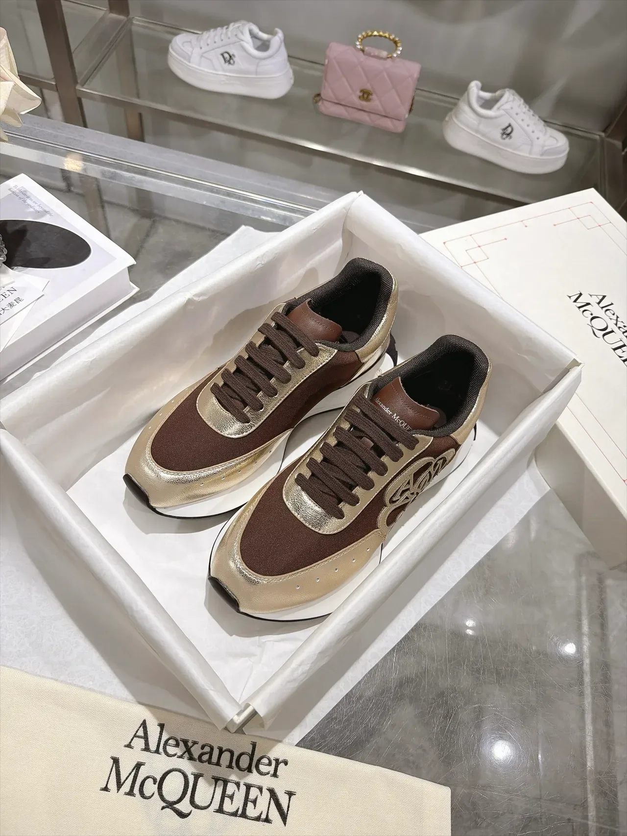 Alexander McQueen tênis oversized dourado marrom metálico lifestyle sneakers 2