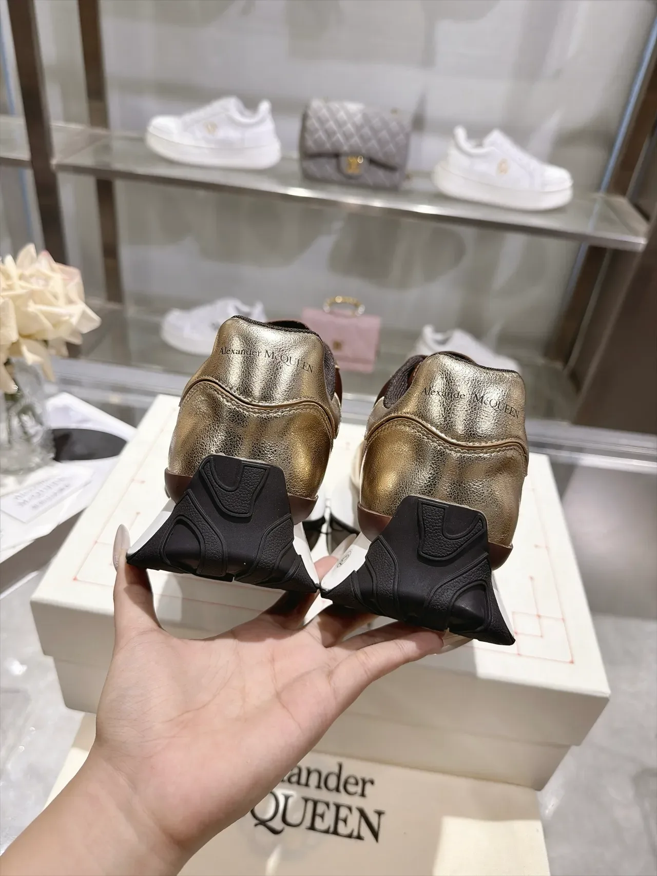 Alexander McQueen tênis oversized dourado marrom metálico lifestyle sneakers 3